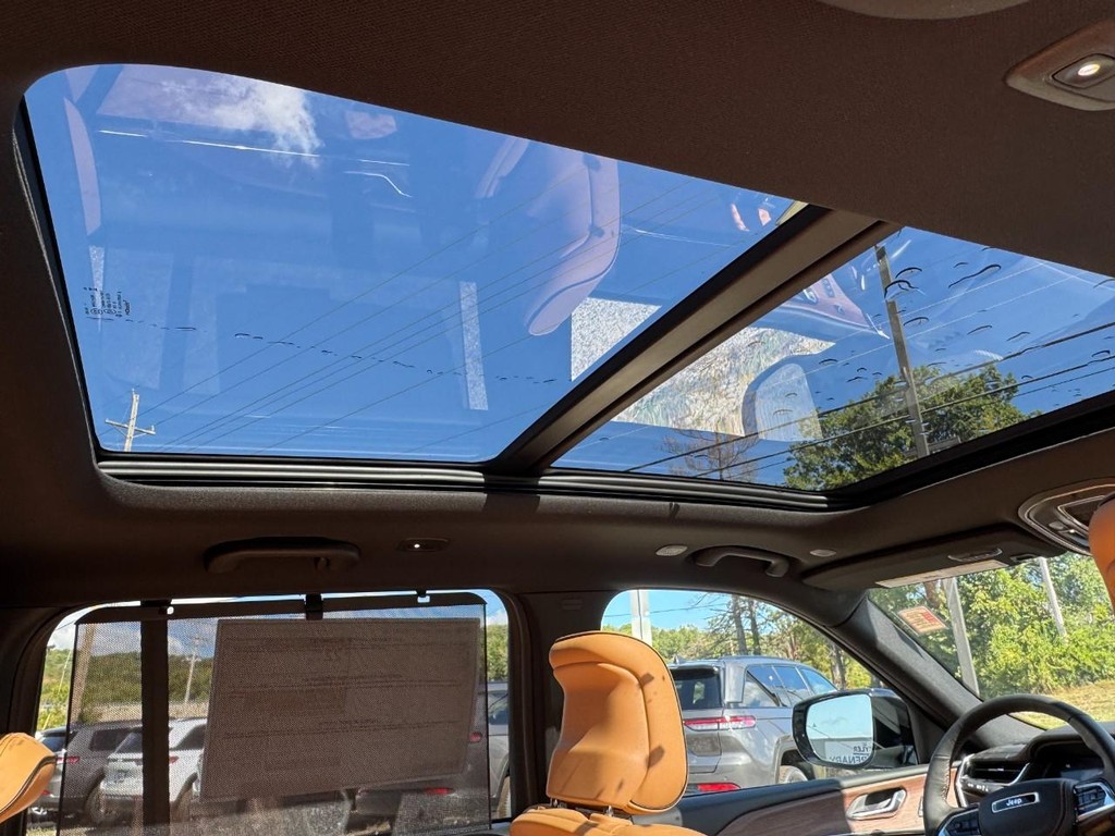 Jeep Grand Cherokee Vehicle Full-screen Gallery Image 06