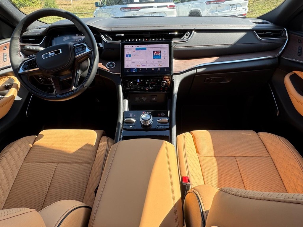 Jeep Grand Cherokee Vehicle Full-screen Gallery Image 07