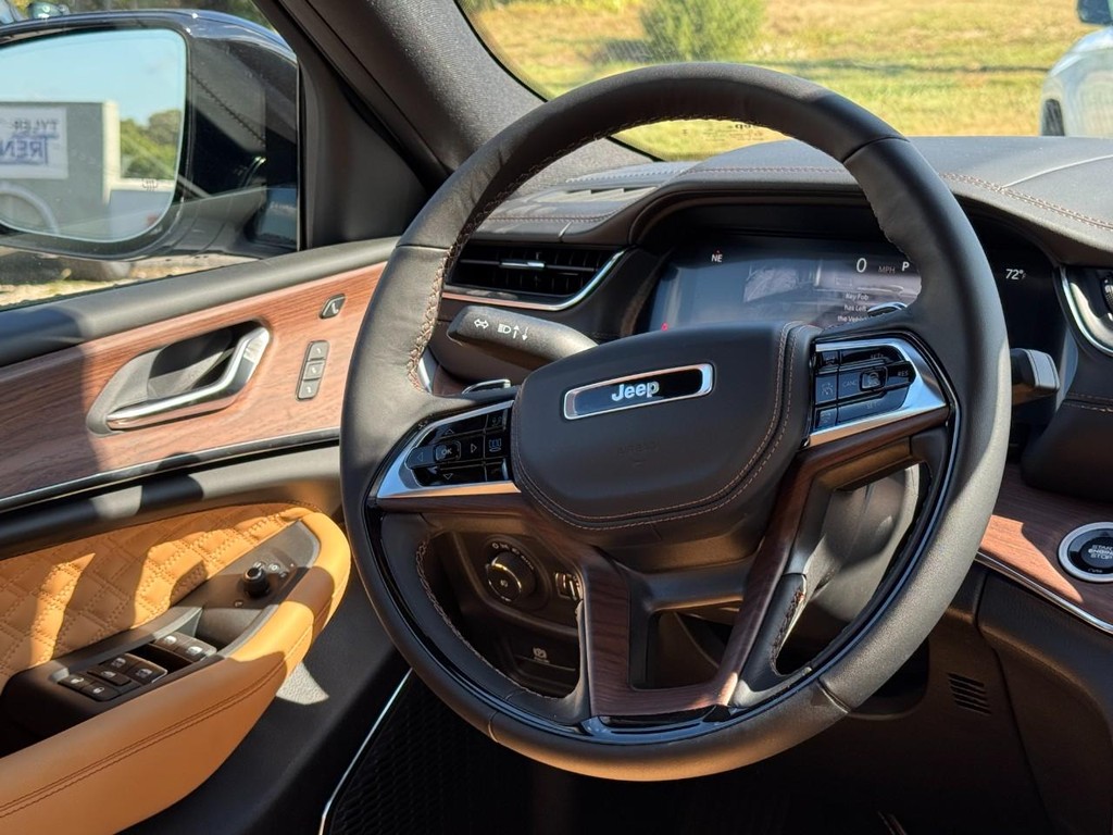 Jeep Grand Cherokee Vehicle Full-screen Gallery Image 08