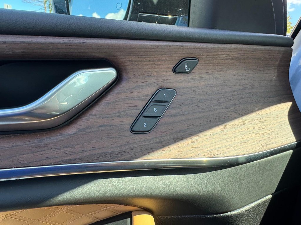 Jeep Grand Cherokee Vehicle Full-screen Gallery Image 11