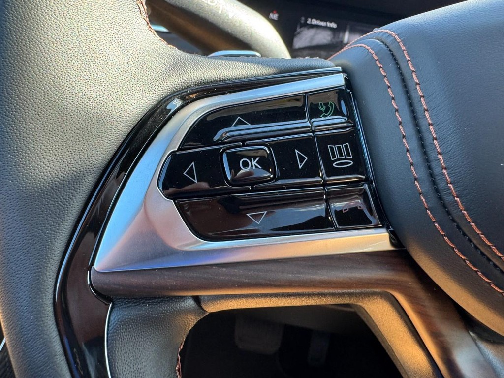 Jeep Grand Cherokee Vehicle Full-screen Gallery Image 12