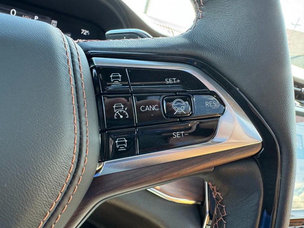 Jeep Grand Cherokee Vehicle Full-screen Gallery Image 13