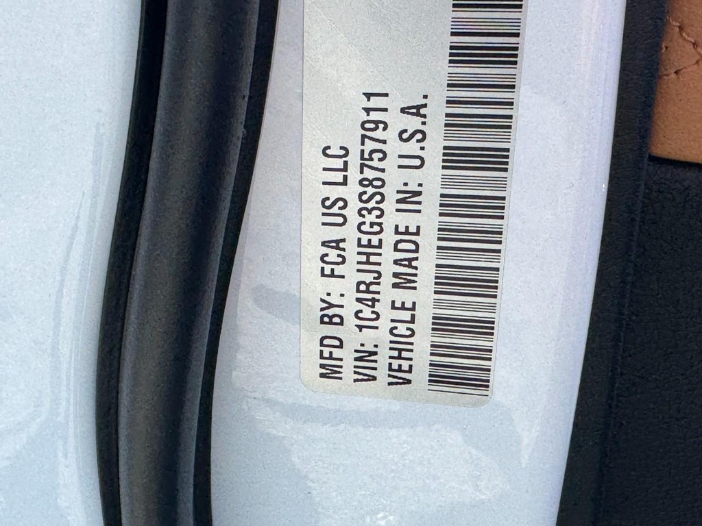 Jeep Grand Cherokee Vehicle Full-screen Gallery Image 19