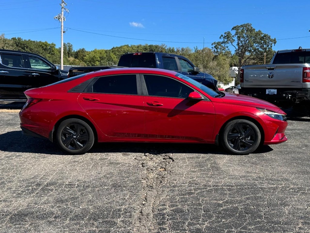 Hyundai Elantra Vehicle Full-screen Gallery Image 02