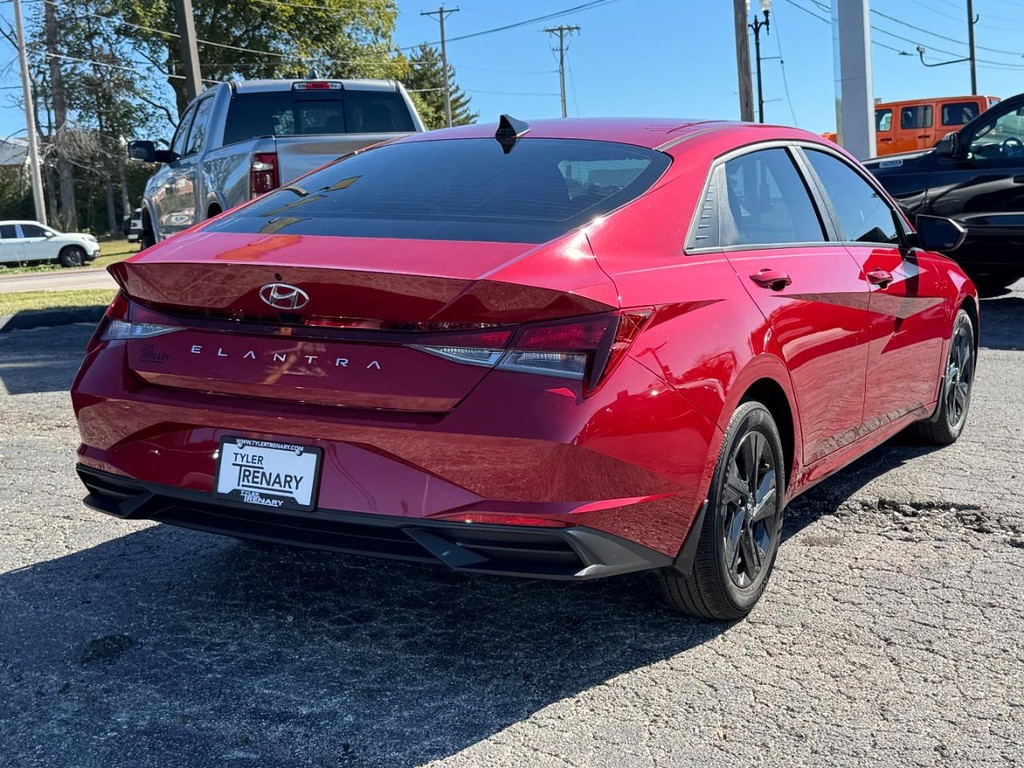 Hyundai Elantra Vehicle Full-screen Gallery Image 03