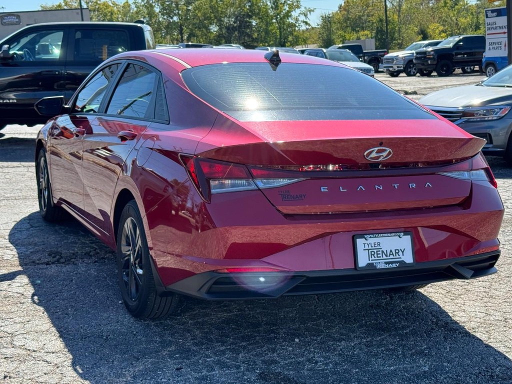 Hyundai Elantra Vehicle Full-screen Gallery Image 04