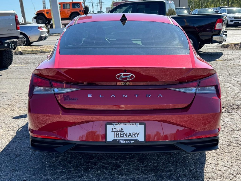 Hyundai Elantra Vehicle Full-screen Gallery Image 08