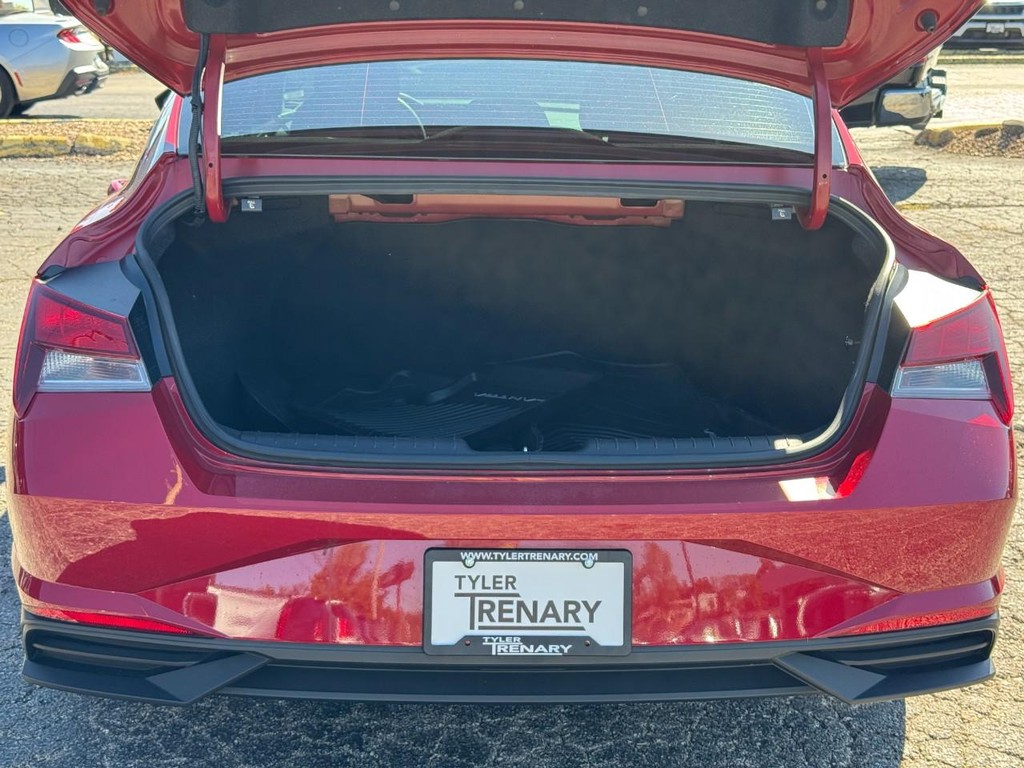 Hyundai Elantra Vehicle Full-screen Gallery Image 09