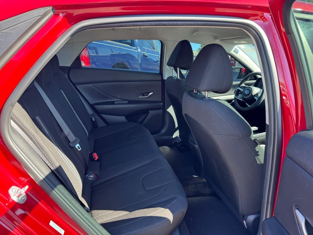 Hyundai Elantra Vehicle Full-screen Gallery Image 10