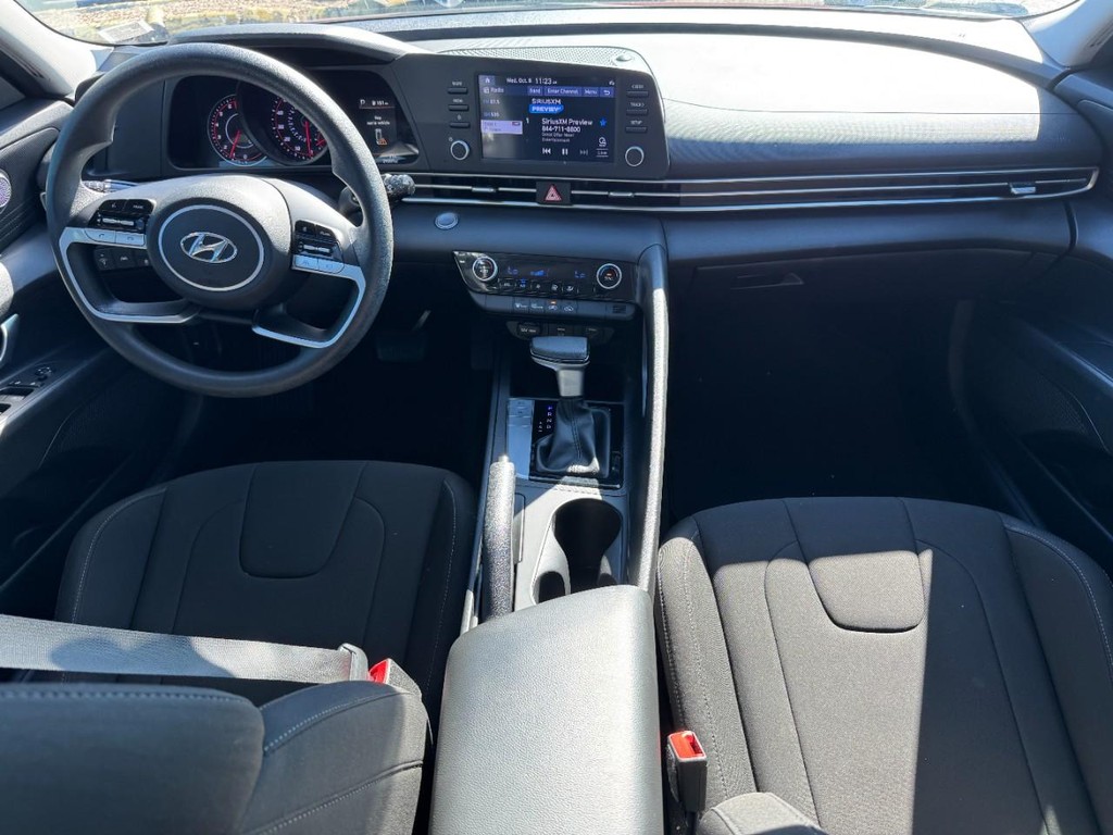 Hyundai Elantra Vehicle Full-screen Gallery Image 11