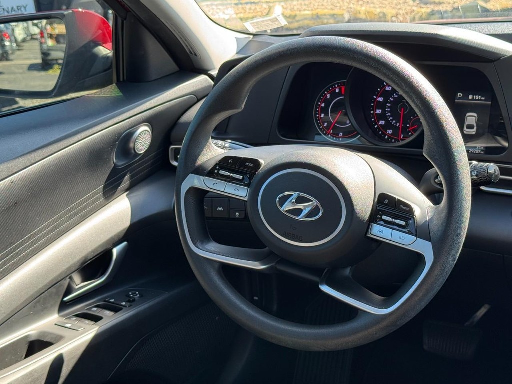 Hyundai Elantra Vehicle Full-screen Gallery Image 12