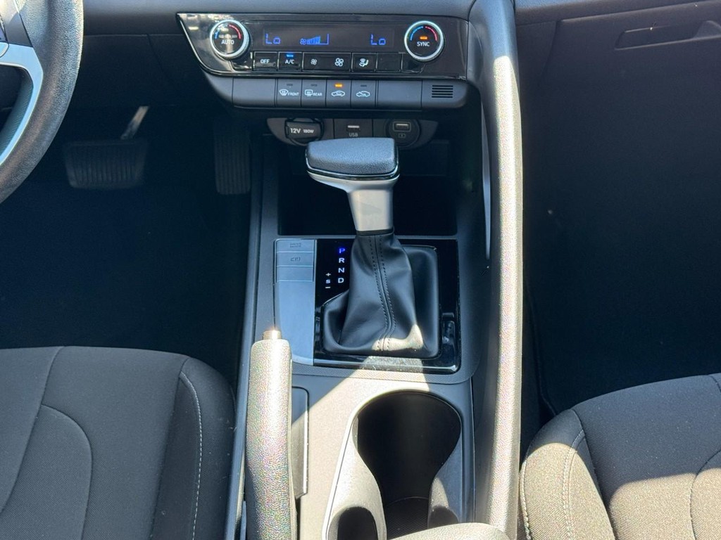 Hyundai Elantra Vehicle Full-screen Gallery Image 14