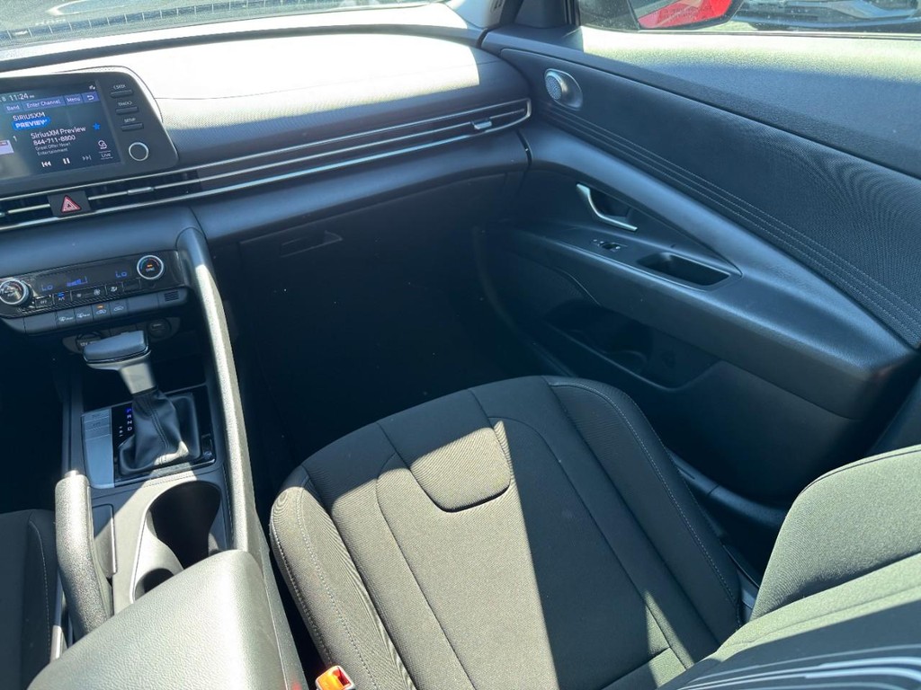 Hyundai Elantra Vehicle Full-screen Gallery Image 15