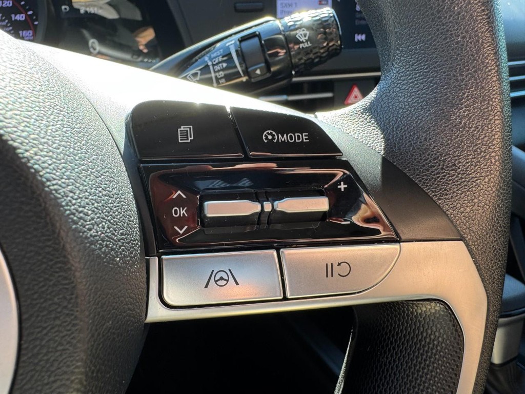 Hyundai Elantra Vehicle Full-screen Gallery Image 17