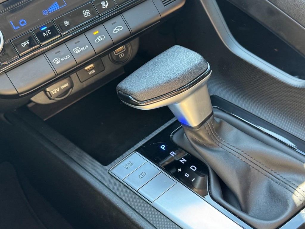 Hyundai Elantra Vehicle Full-screen Gallery Image 19