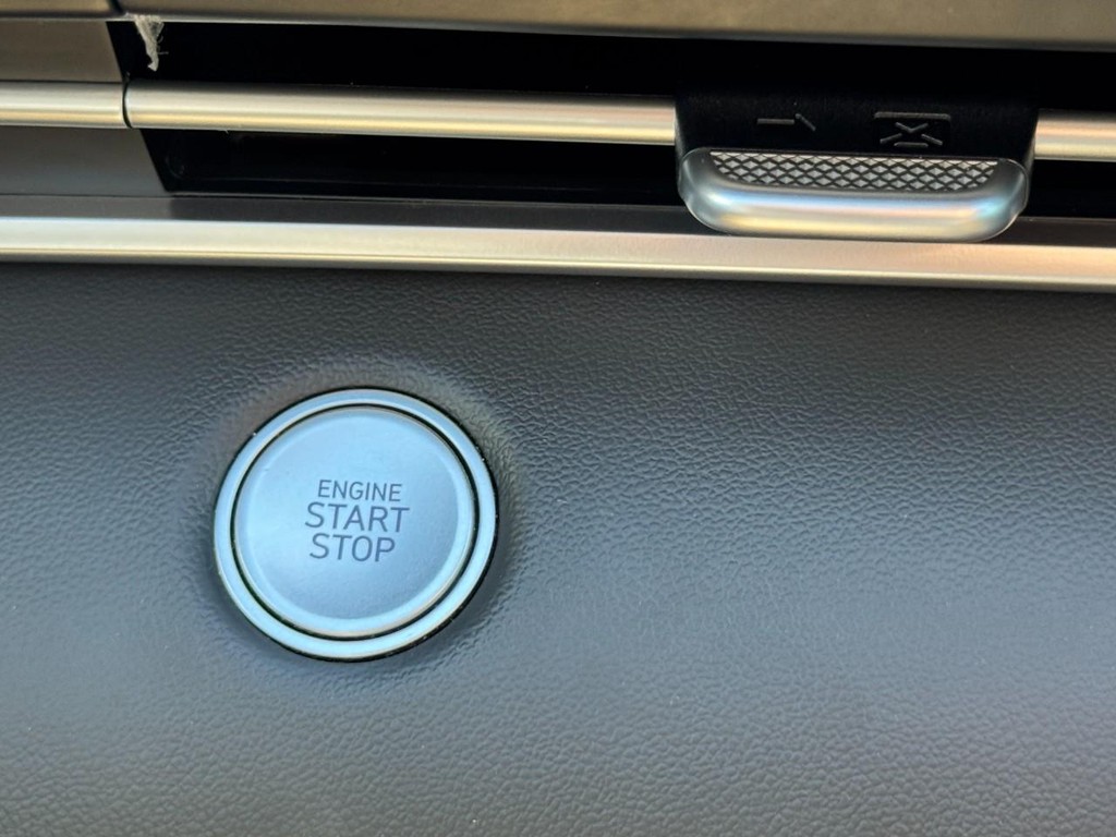 Hyundai Elantra Vehicle Full-screen Gallery Image 20