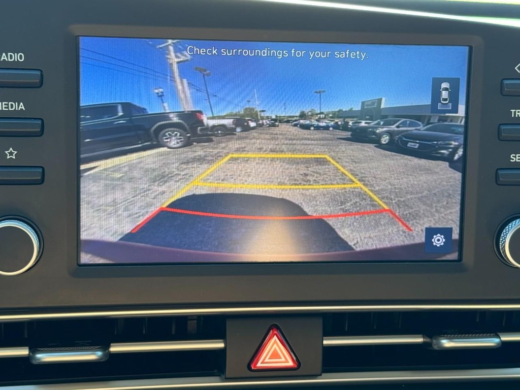 Hyundai Elantra Vehicle Full-screen Gallery Image 21