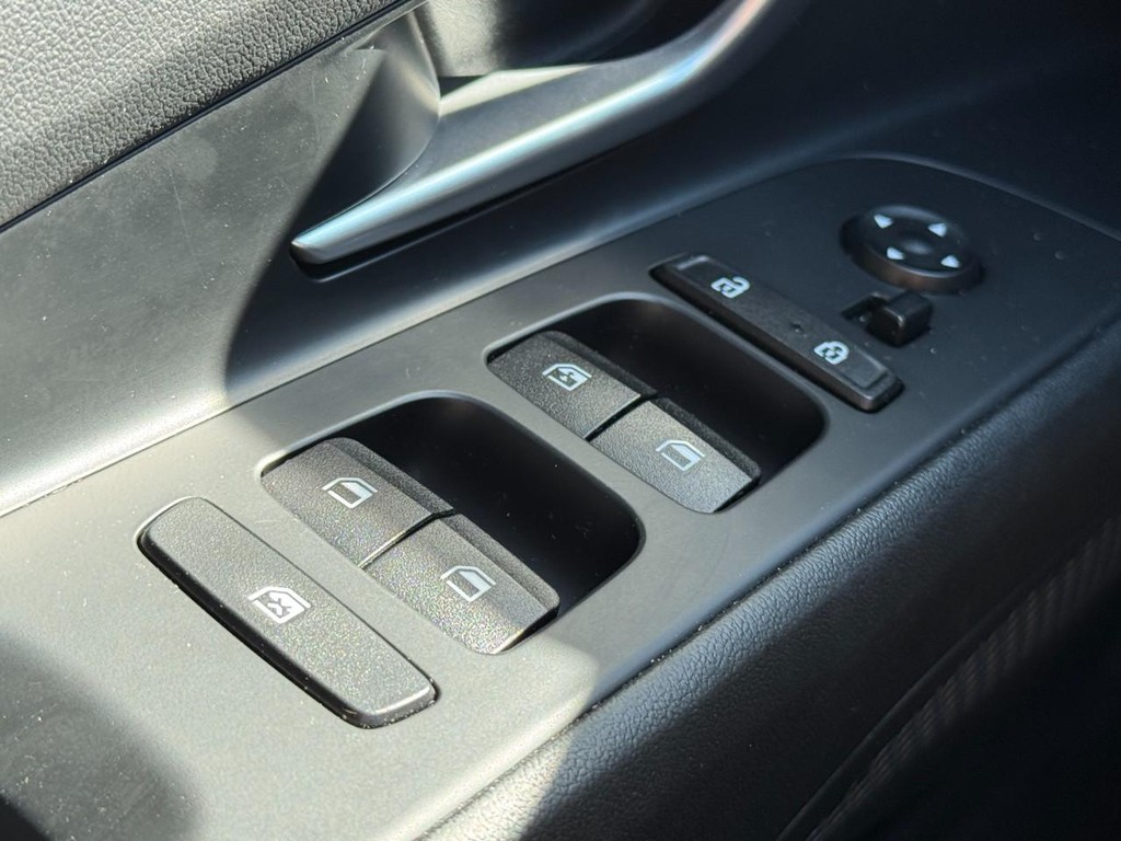 Hyundai Elantra Vehicle Full-screen Gallery Image 22