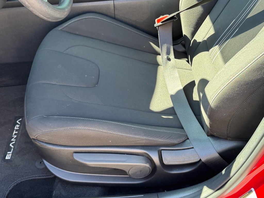 Hyundai Elantra Vehicle Full-screen Gallery Image 23