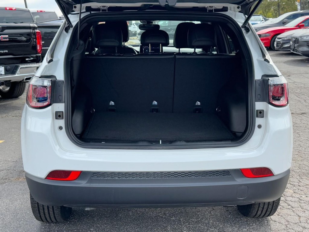 Jeep Compass Vehicle Full-screen Gallery Image 09