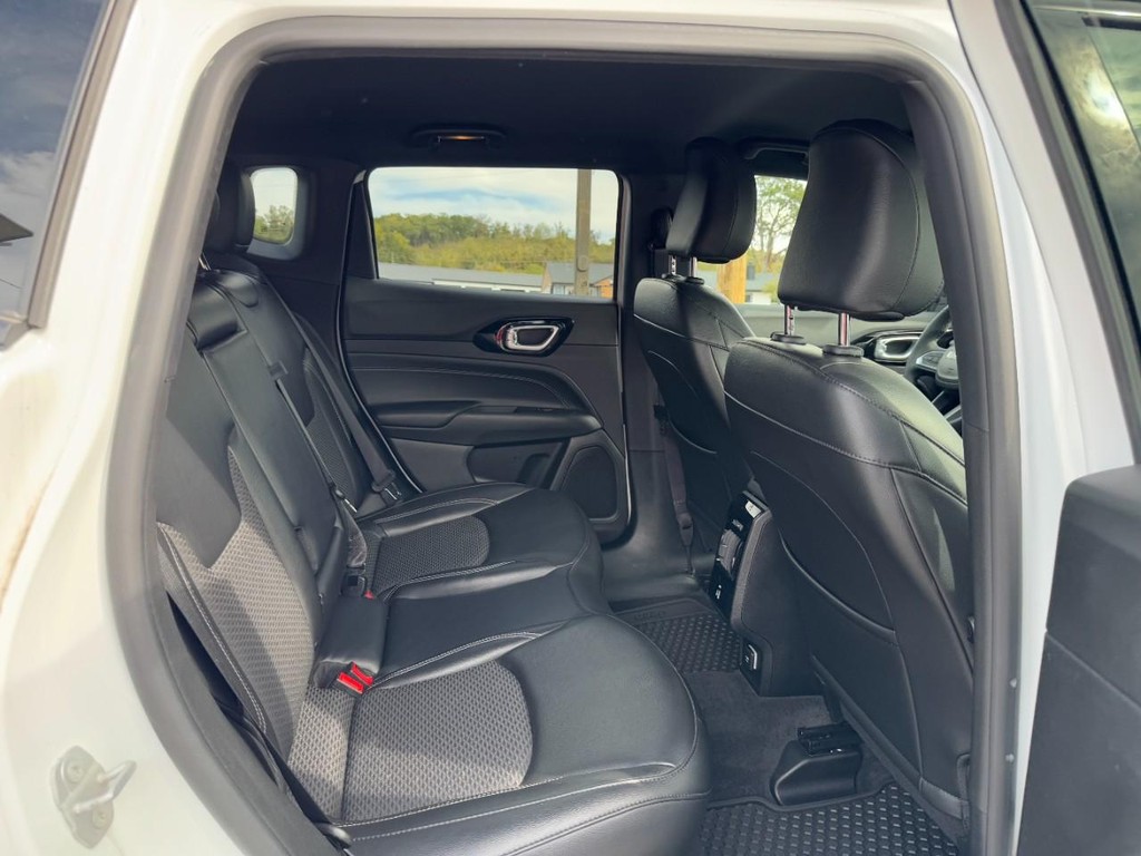 Jeep Compass Vehicle Full-screen Gallery Image 11