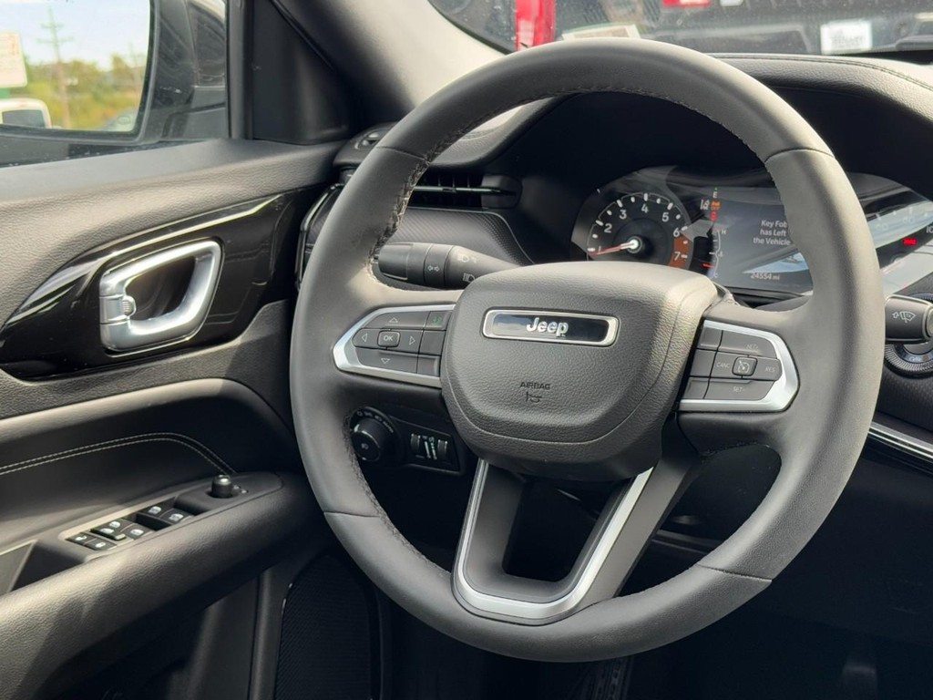 Jeep Compass Vehicle Full-screen Gallery Image 13