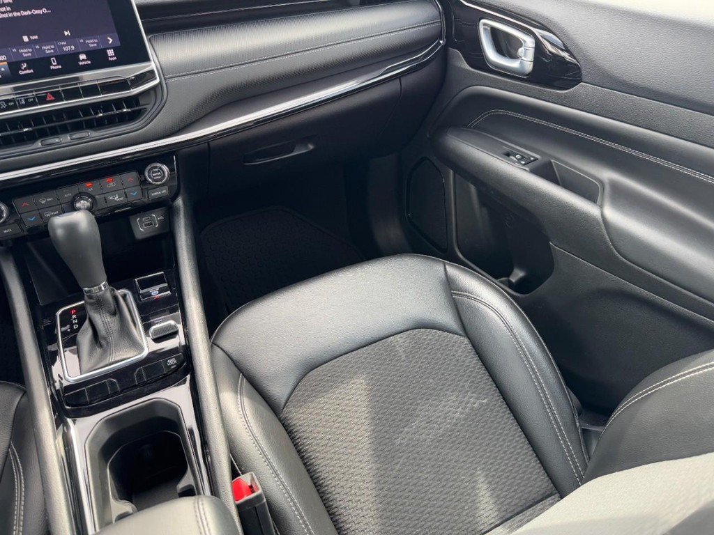 Jeep Compass Vehicle Full-screen Gallery Image 16