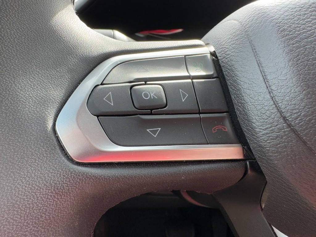 Jeep Compass Vehicle Full-screen Gallery Image 17