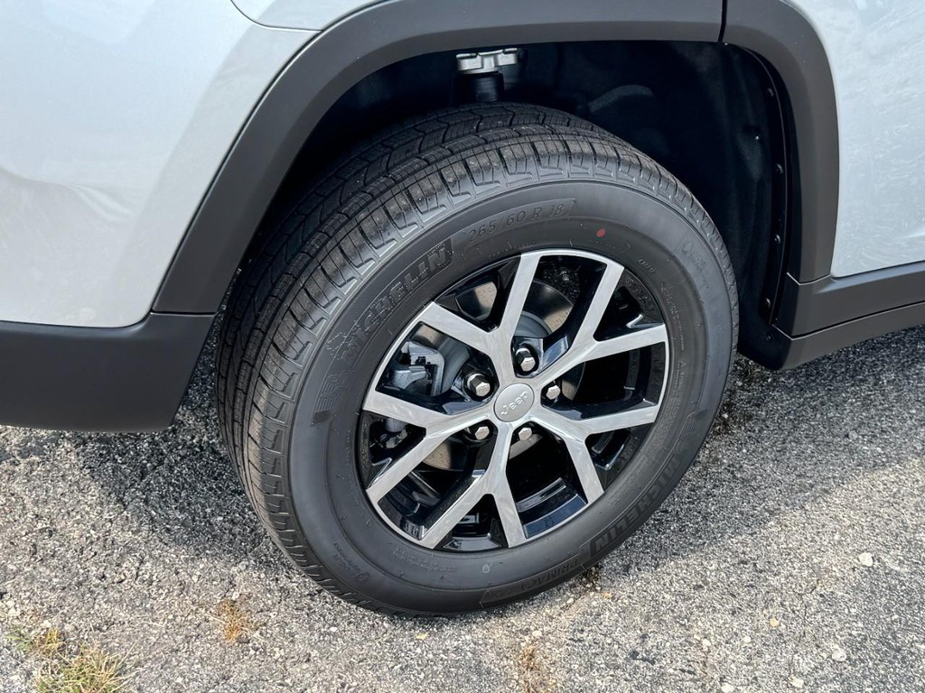 Jeep Grand Cherokee Vehicle Full-screen Gallery Image 04