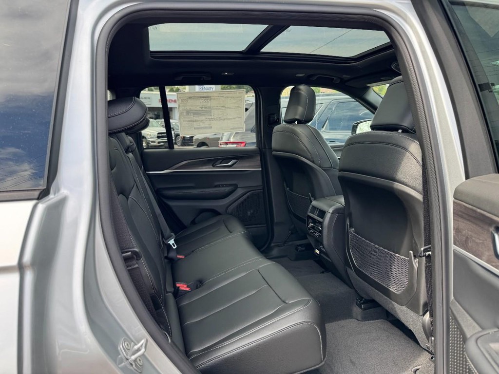 Jeep Grand Cherokee Vehicle Full-screen Gallery Image 05