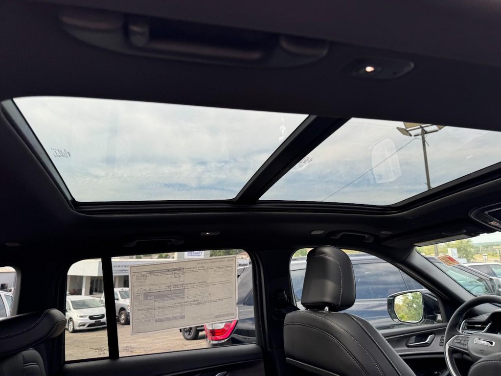 Jeep Grand Cherokee Vehicle Full-screen Gallery Image 06