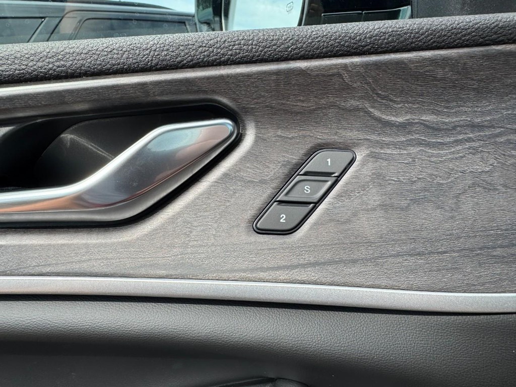 Jeep Grand Cherokee Vehicle Full-screen Gallery Image 11