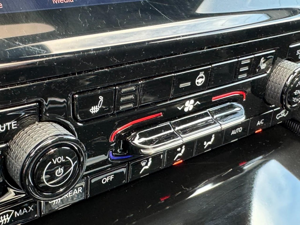 Jeep Grand Cherokee Vehicle Full-screen Gallery Image 15