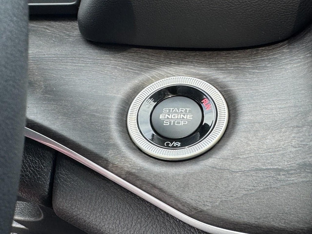 Jeep Grand Cherokee Vehicle Full-screen Gallery Image 17