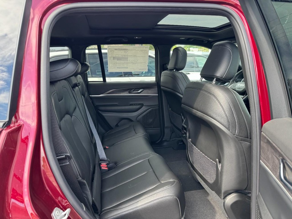 Jeep Grand Cherokee Vehicle Full-screen Gallery Image 05