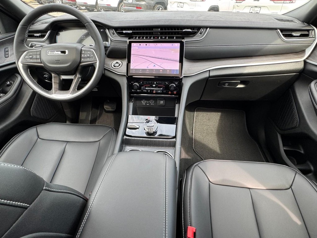 Jeep Grand Cherokee Vehicle Full-screen Gallery Image 06