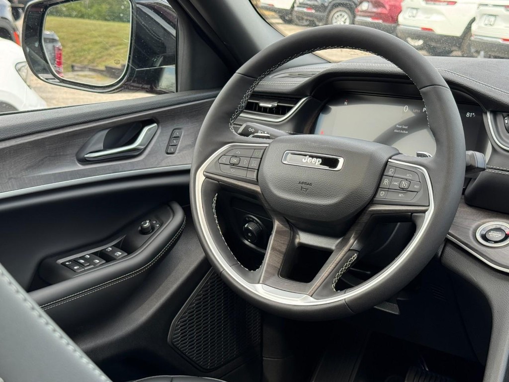 Jeep Grand Cherokee Vehicle Full-screen Gallery Image 07