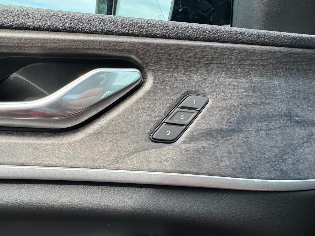 Jeep Grand Cherokee Vehicle Full-screen Gallery Image 10