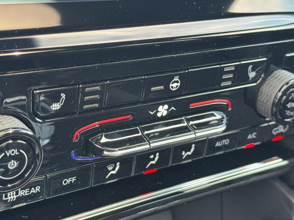 Jeep Grand Cherokee Vehicle Full-screen Gallery Image 16