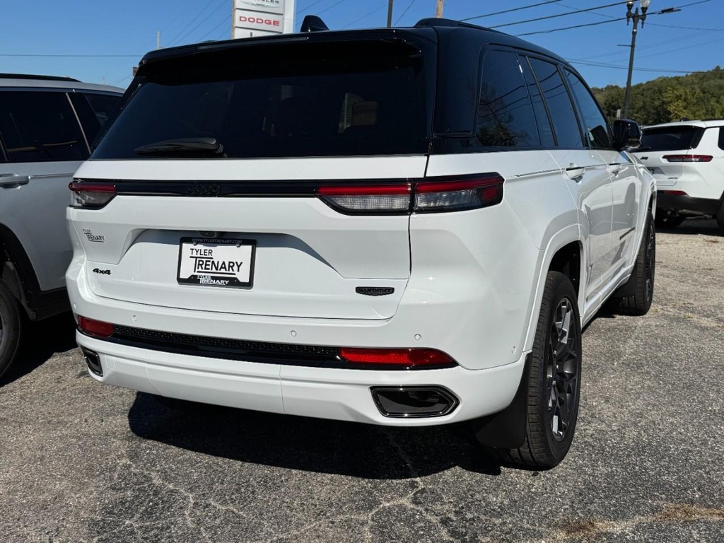 Jeep Grand Cherokee Vehicle Full-screen Gallery Image 03
