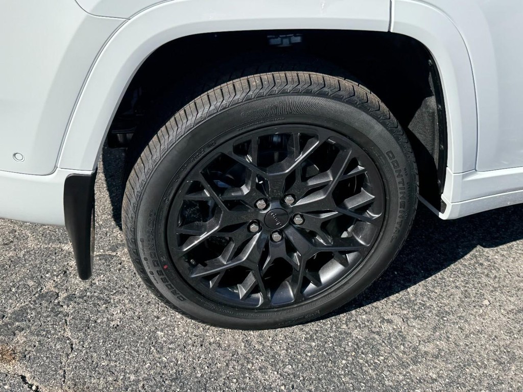 Jeep Grand Cherokee Vehicle Full-screen Gallery Image 04