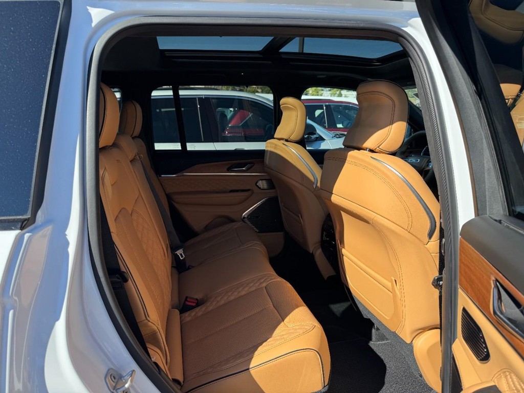 Jeep Grand Cherokee Vehicle Full-screen Gallery Image 05