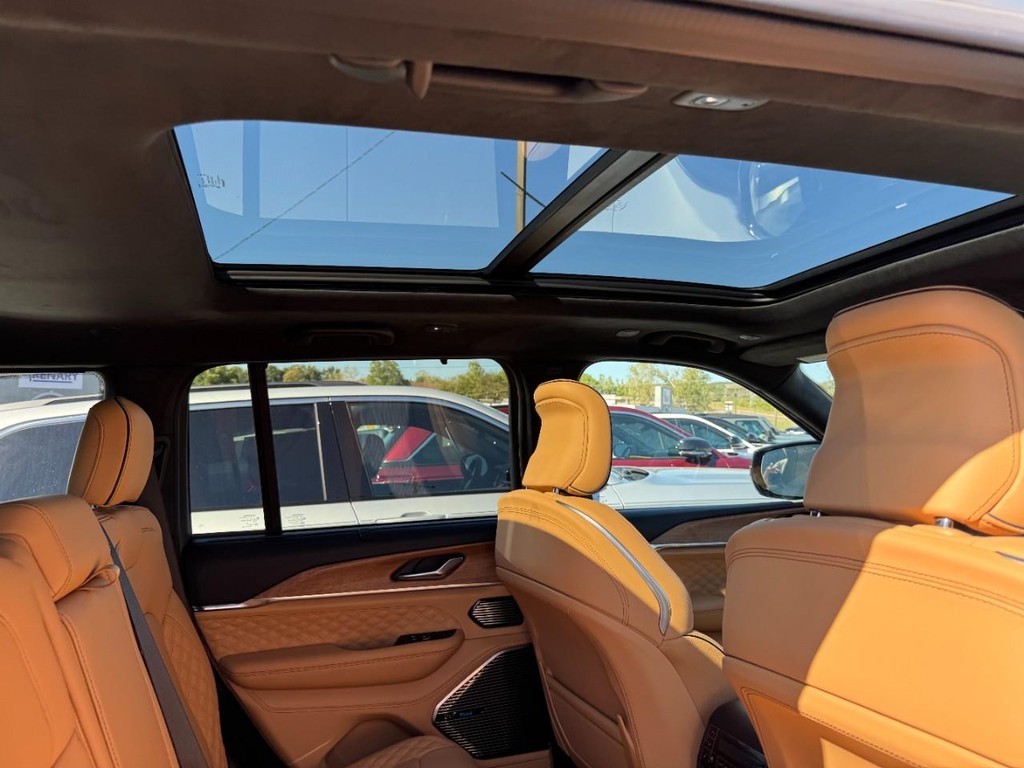 Jeep Grand Cherokee Vehicle Full-screen Gallery Image 06