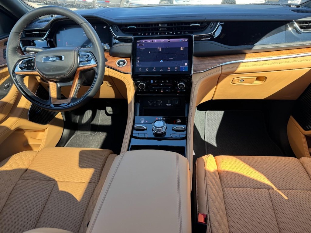 Jeep Grand Cherokee Vehicle Full-screen Gallery Image 07