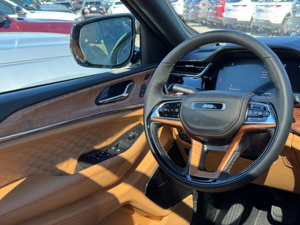 Jeep Grand Cherokee Vehicle Full-screen Gallery Image 08