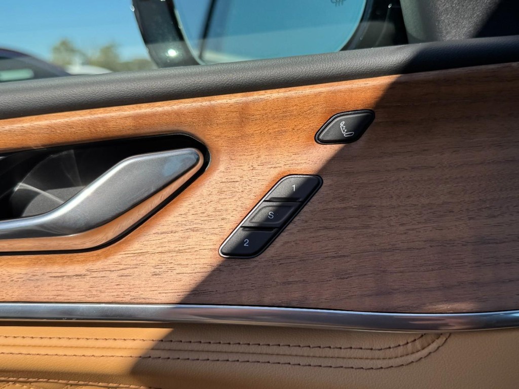 Jeep Grand Cherokee Vehicle Full-screen Gallery Image 11