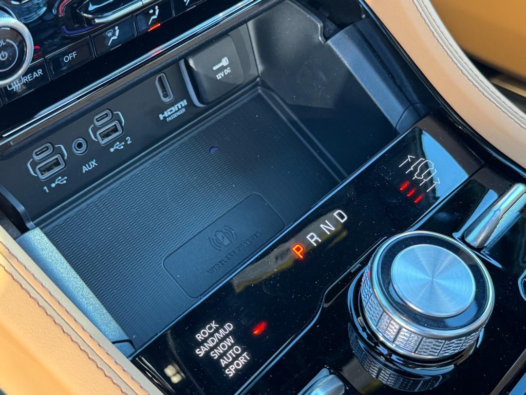 Jeep Grand Cherokee Vehicle Full-screen Gallery Image 15