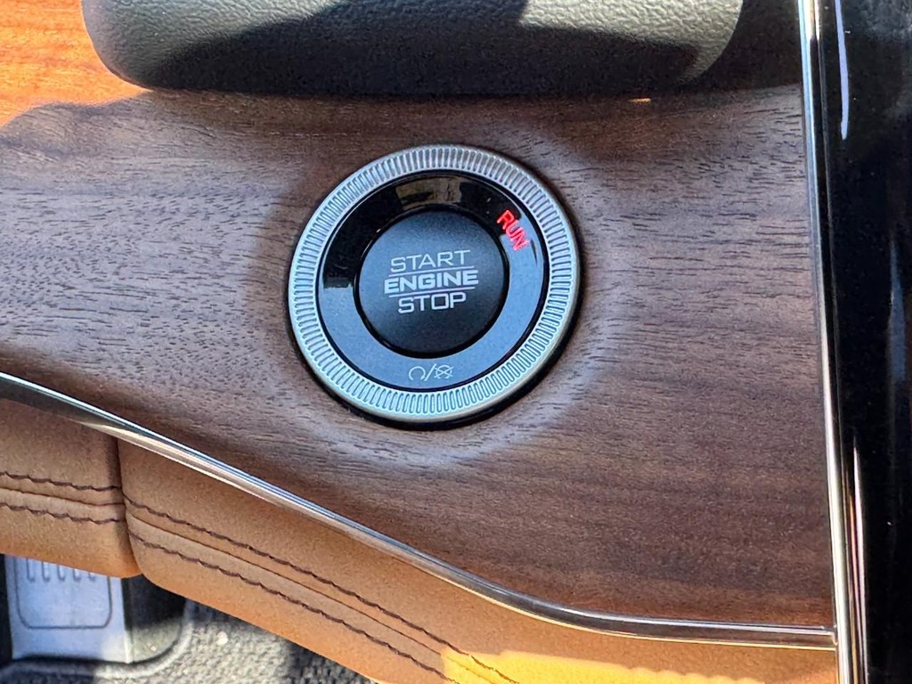 Jeep Grand Cherokee Vehicle Full-screen Gallery Image 17