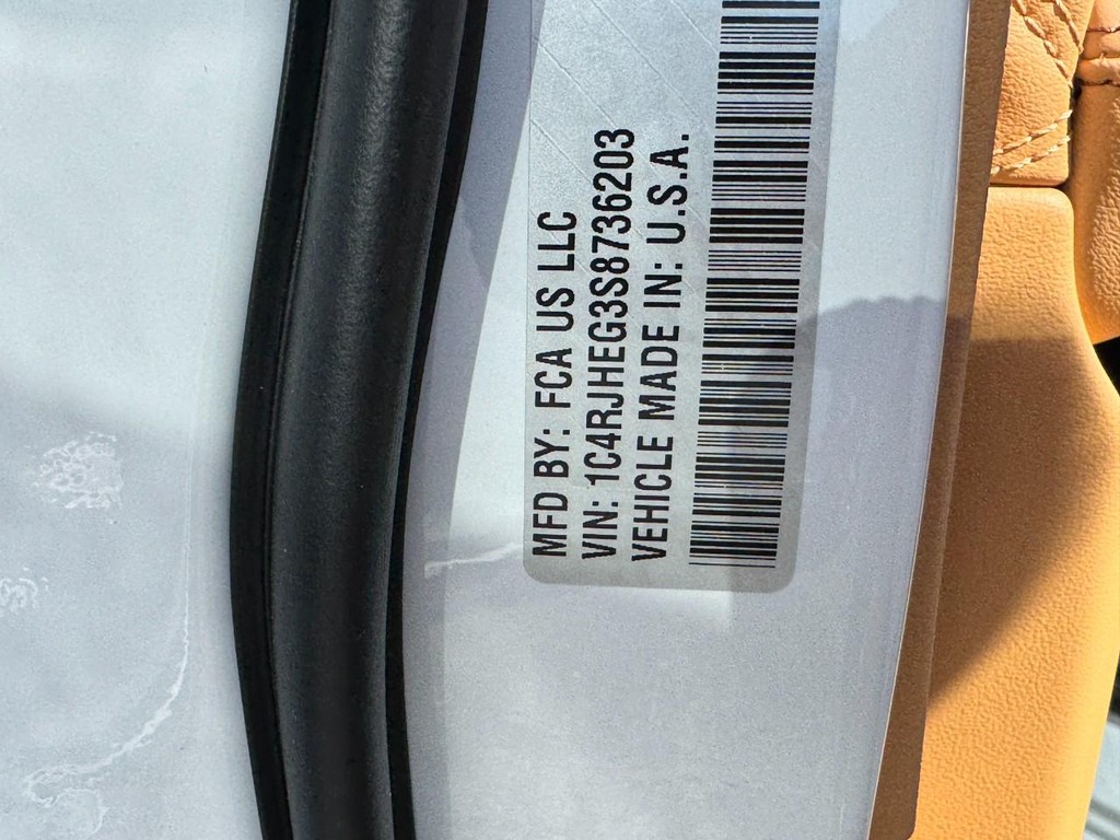 Jeep Grand Cherokee Vehicle Full-screen Gallery Image 21