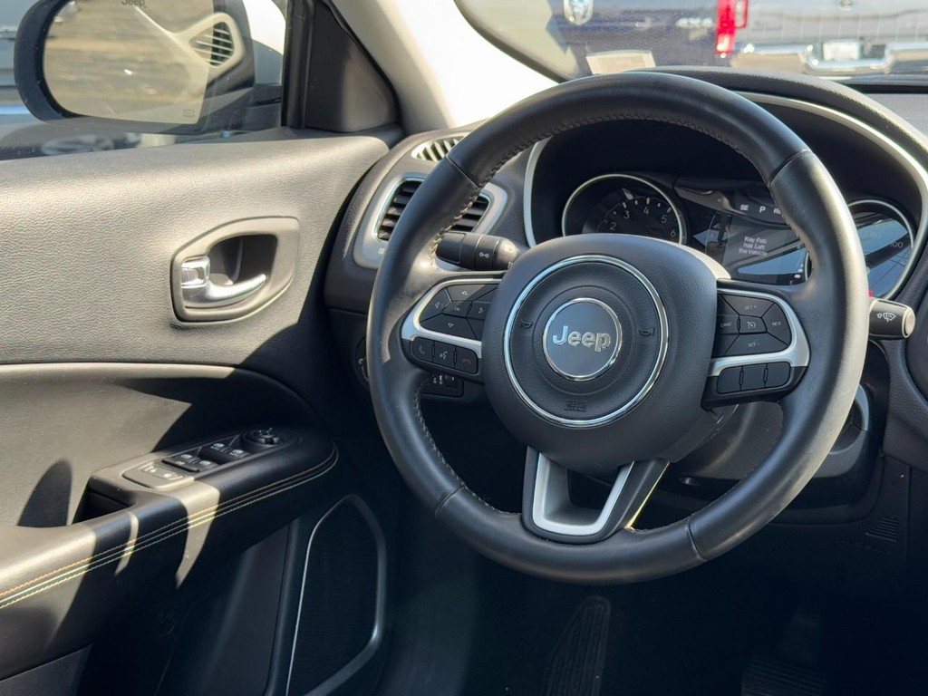 Jeep Compass Vehicle Full-screen Gallery Image 12